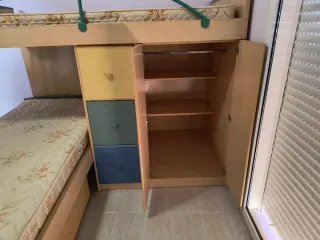 Litera de madera en buen estado