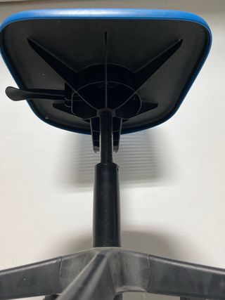 Silla infantil azul para escritorio