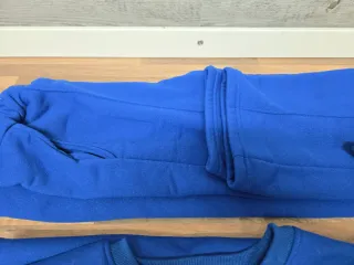 Chándal azul eléctrico con detalles
