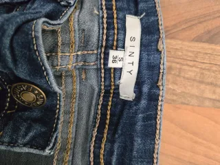 Vaqueros Azules con Adornos Plateados