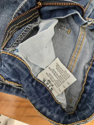 Vaqueros desgastados con tachuelas