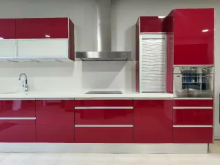 Cocina de exposición en laminado Luxe burdeos
