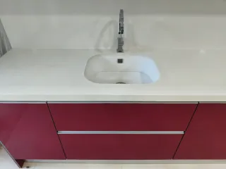 Cocina de exposición en laminado Luxe burdeos