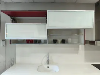 Cocina de exposición en laminado Luxe burdeos