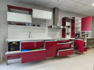 Cocina de exposición en laminado Luxe burdeos