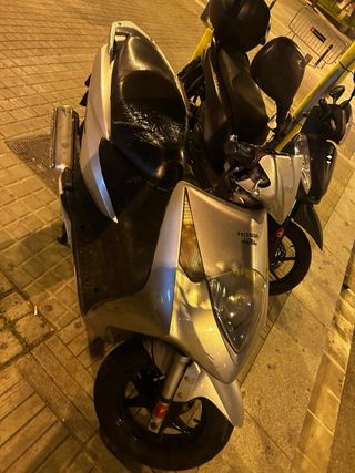 Moto honda dylan 125, lista para usar.