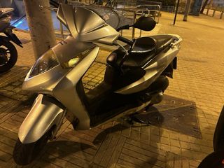 Moto honda dylan 125, lista para usar.