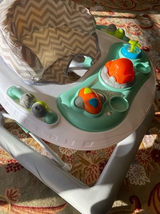 Andador bebé con juguetes