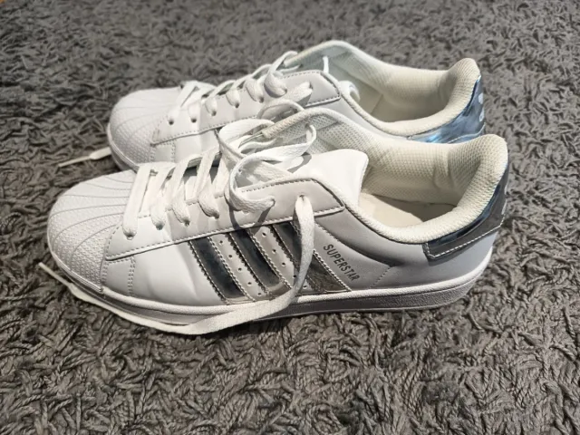 Adidas Superstar Blancas Logo Plata T41 de segunda mano por 18 EUR en A  Laracha en WALLAPOP