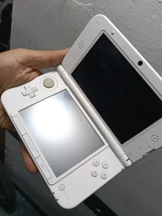 Nintendo 3DS XL Blanca + Cargador y Funda