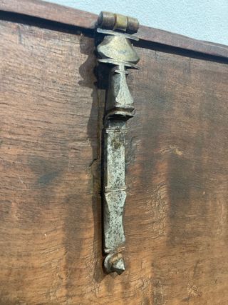 Arca antigua de alcanfor con raro ensamblaje