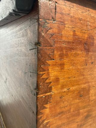 Arca antigua de alcanfor con raro ensamblaje