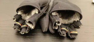 Guanti antivento neri con dettagli arancioni