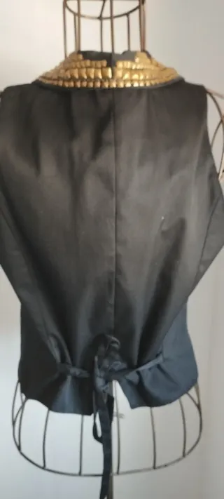 Chaleco negro Zara con detalles dorados