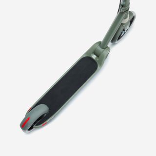 PATINETE JÚNIOR M900 VERDE CAQUI Y TOQUE AZUL CLARO