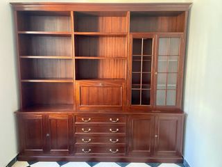 Mueble de madera con vitrina