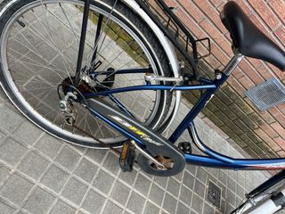 Bicicleta azul con cesta y portabultos