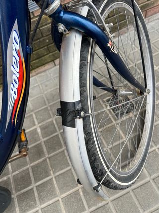 Bicicleta azul con cesta y portabultos
