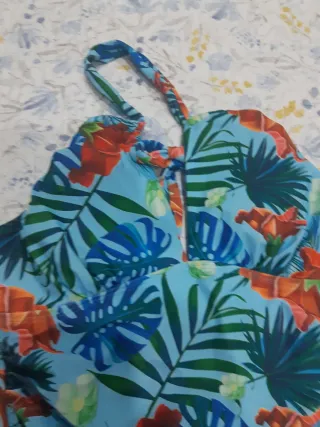 Costume da bagno tropicale nuovo