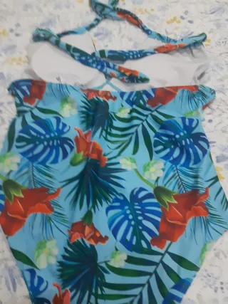 Costume da bagno tropicale nuovo
