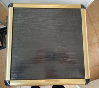 Vitrina expositor cristal y metal dorado