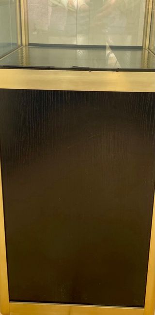 Vitrina expositor cristal y metal dorado