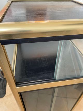 Vitrina expositor cristal y metal dorado