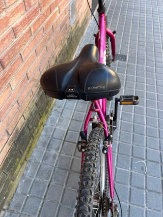 Bicicleta de montaña rosa