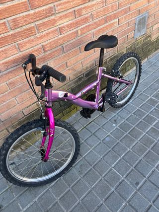 Bicicleta de montaña rosa