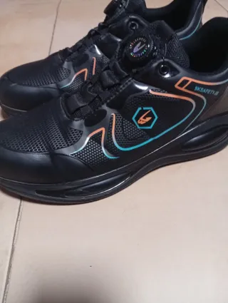 Botas de seguridad negras y naranjas