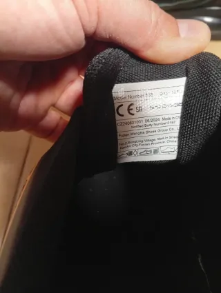Botas de seguridad negras y naranjas