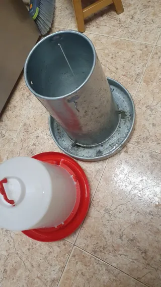 Mangiatoia per animali con base