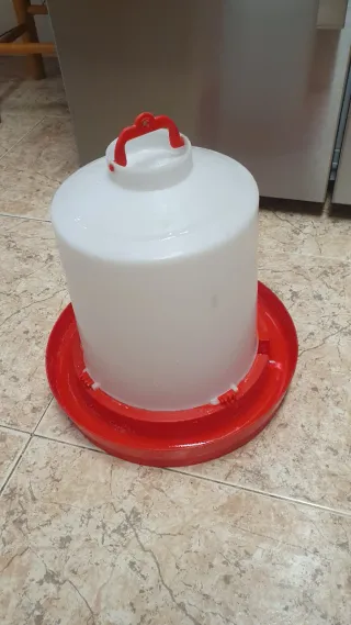 Mangiatoia per animali con base