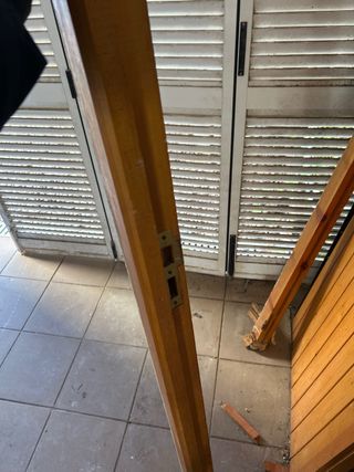 Puerta de madera estilo medieval