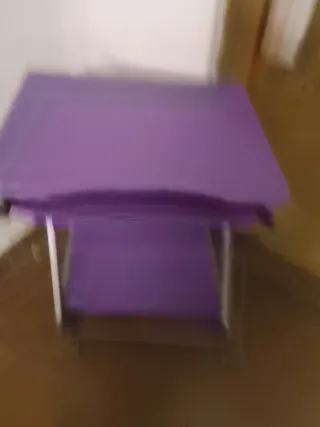 Mesa de ordenador o estudio morada