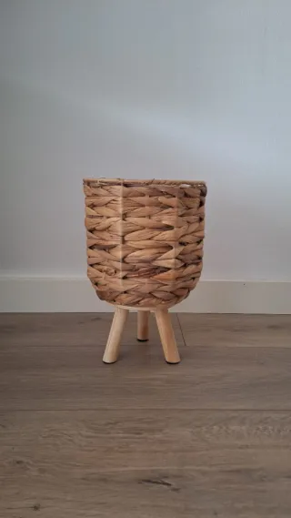 Macetero de mimbre con patas de madera