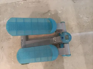 Stepper para piernas con pantalla digital.