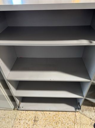 Vitrina de oficina gris con puertas de cristal