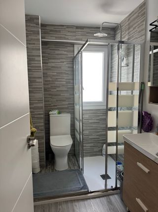Alquilo, habitación amplia ubicada en plena plaza