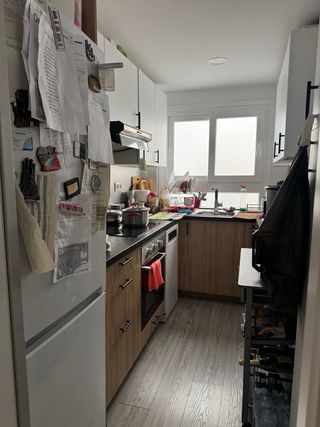 Alquilo, habitación amplia ubicada en plena plaza