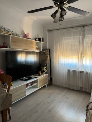 Alquilo, habitación amplia ubicada en plena plaza