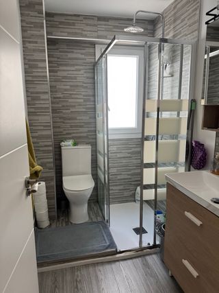 Alquilo, habitación amplia ubicada en plena plaza