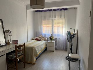 Alquilo, habitación amplia ubicada en plena plaza