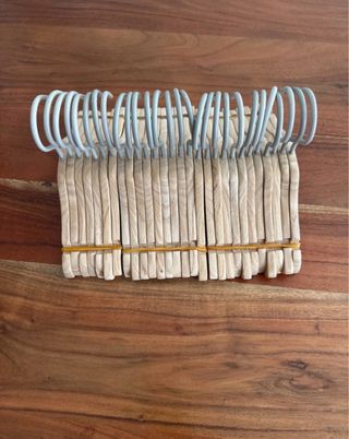 Lote 40 perchas madera infantiles