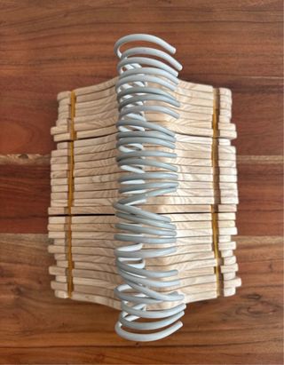 Lote 40 perchas madera infantiles