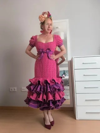 Vestido rosa y morado con volantes