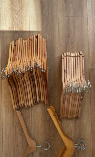 Lote 44 perchas madera y metal