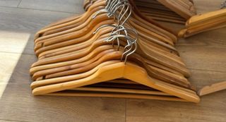 Lote 44 perchas madera y metal