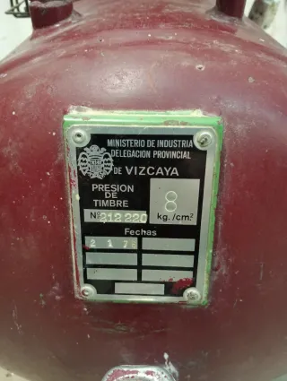 Compresor industrial rojo