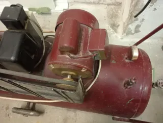 Compresor industrial rojo